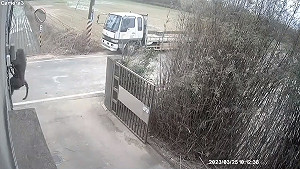 (影)富岡義勇軍們注意了！狒狒私闖楊梅富岡民宅 爬梯身手了得