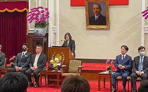 總統蔡英文接見兄弟！稱讚江坤宇