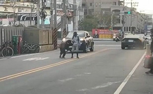 暖哭！國小棒球員扶彎腰嬤過馬路　