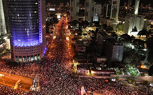 (影) 以色列司法改革抗議升級! 63萬人上街放火高喊「民主」警高壓水槍鎮壓