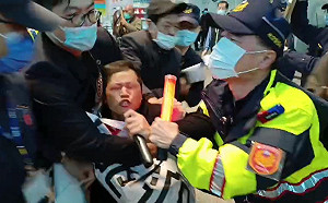 不爽馬英九訪中 獨派舉「跪迎共產黨」布條抗議遭警架離