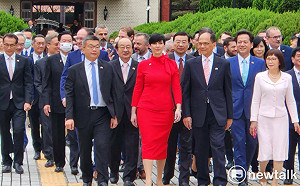 捷克眾議長允「任何情況下與你們同舟共濟」 游錫堃頒贈一等國會獎章 