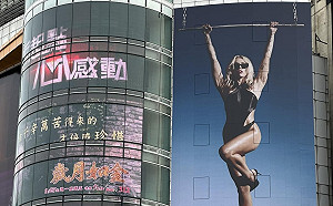 日本第一牛郎巨幅廣告掛上西門町？網驚：羅蘭練的好壯