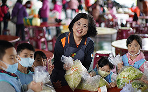 新北果菜公司號召百人做泡菜  天菜團購創1700件佳績