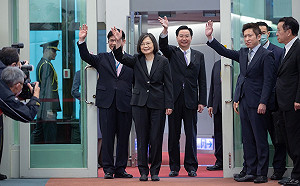 蔡英文專機談話：請大家跟她一起拚台灣的外交