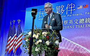 蔡英文抵紐約與近千台僑熱餐宴 、紐澤西州長也出席