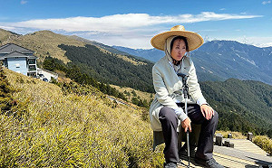 被迫爬百岳！薔薔登頂累癱  素顏照被笑「阿嬸」