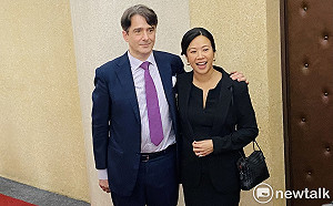 丈夫現身立院旁聽產後首次質詢 吳欣盈甜笑：他說這次有進步