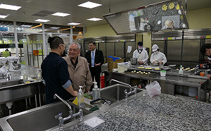 冠昇食品取之社會用之社會 慨捐新北醒吾20萬元善款