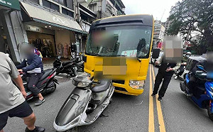 公車駕駛追撞機車！酒測值竟達1.33