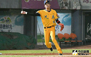 王威晨鷹眼！抓到陳晨威漏踩壘包