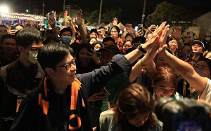 陳其邁大港開唱與樂迷同嗨  邀續攤當「派對動物」