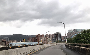 新北汐止貨櫃聯絡道增設防護網封閉施工