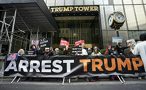 川普飛抵紐約 警方全力備戰小群支持者到場迎接