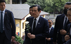 馬英九祭拜張自忠烈士墓 數度哭紅眼眶落淚
