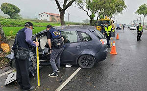 台東關山自小客車自撞路樹 1死1傷