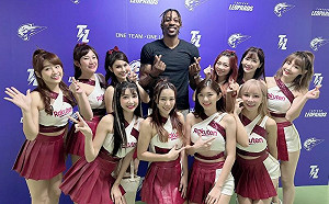 桃園球場好棒！樂天女孩邀魔獸體驗