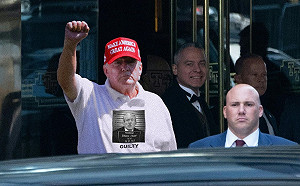 川普為封口費案出庭 法院外支持與反對者互嗆