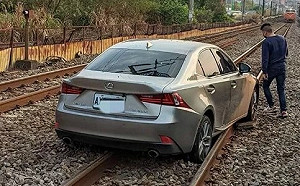 糊塗駕駛開車闖入平交道！台鐵1列車急煞「差80公尺」就撞上