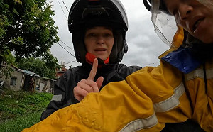 外國妹重機不慎上國道！遭台人攔車