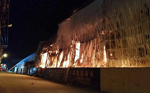 屏東鐵皮工廠竄火舌！警消馳援灌救