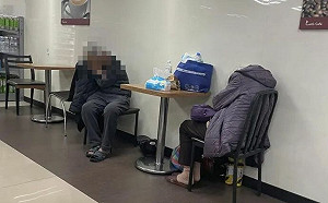 鼻酸！台中老夫妻「住」超商1個月