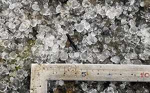 玉山下0.8公分冰雹！現場景象曝光