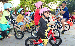 連假衛武營破3萬人「孩翻高雄」  最終日尬滑步車FUN電