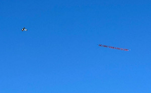 中國派小飛機干擾蔡麥會 「台灣是中國的」阿Q布條突現雷根圖書館上空