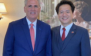 搶先柯文哲一大步！邱臣遠與麥卡錫會晤合影 成民眾黨第一人