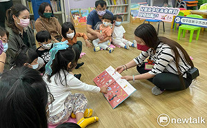 南市夢想故事營4月開跑  脫貧種子講師用繪本為親子說故事