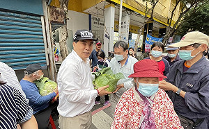 新北議員周勝考助農友 民眾響應帶發票換高麗菜