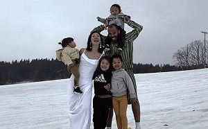 「雪地拍婚紗」慶祝結婚七週年 周筠冷到發抖：有夠瘋的