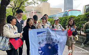 嗆台獨打嘴炮不敢接機 徐巧芯包3台車恭迎馬英九 