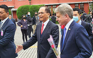 美眾議院外委會訪團拜會立院 綠委贈玫瑰盼友誼長存