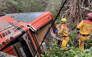 快訊》台11線47.7K重大車禍 花蓮客運翻落橋下搶救中
