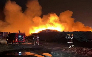 台南廢棄家具場大火　22消防車灌救