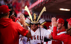 神鱒開轟　天使改戴日式頭盔慶祝