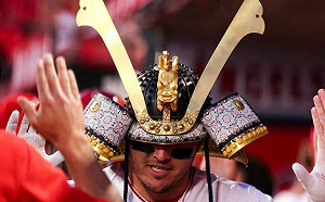 神鱒開轟的日本武士頭盔要價不斐