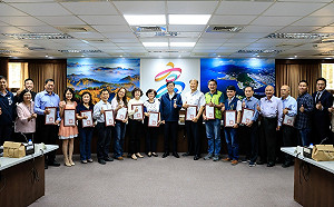 高市勞工自治會延攬專家學者 陳其邁親頒聘書盼更全面保障勞權