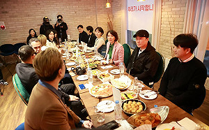 南韓官方串聯公眾人物發起「聚餐挑戰」 盼恢復梨泰院生機