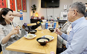 實踐藍白合？對尬費鴻泰合體郝龍斌 徐巧芯PO與柯文哲吃涼麵照