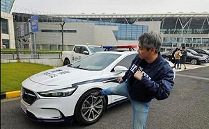 藍營嘴巴反戰身體引戰？廖元豪「踹中國警車」照炎上 稱刪文道歉是「剛強勇敢」