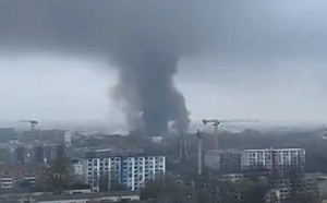 (影) 德國漢堡倉庫大火 致命硫化氫毒煙直衝天際 140人強制撤離