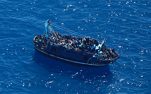 400人危在旦夕！ 非法移民船隻在地中海遇險進水中 之前已有2船沉沒 