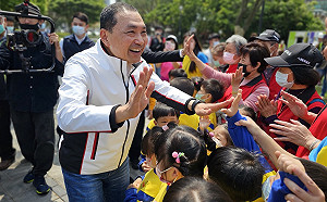 坐著網美鞦韆欣賞淡水河景 新北八里左岸漫步廣場浪漫登場 