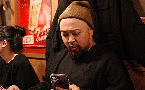 「美麗本人」當球賽主持人 見啦啦隊直喊：香啊  