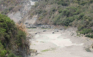 國軍協助曾文水庫清淤 翁章梁慰問五四工兵群發加菜金