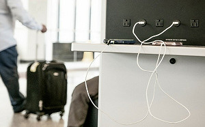 出國旅遊小心！FBI 警告：別用免費充電站「USB 孔」