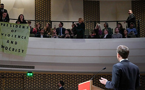 (影)｢法國的民主何在?｣馬克宏海牙演說倡歐洲主權遭民眾譙暴力偽善